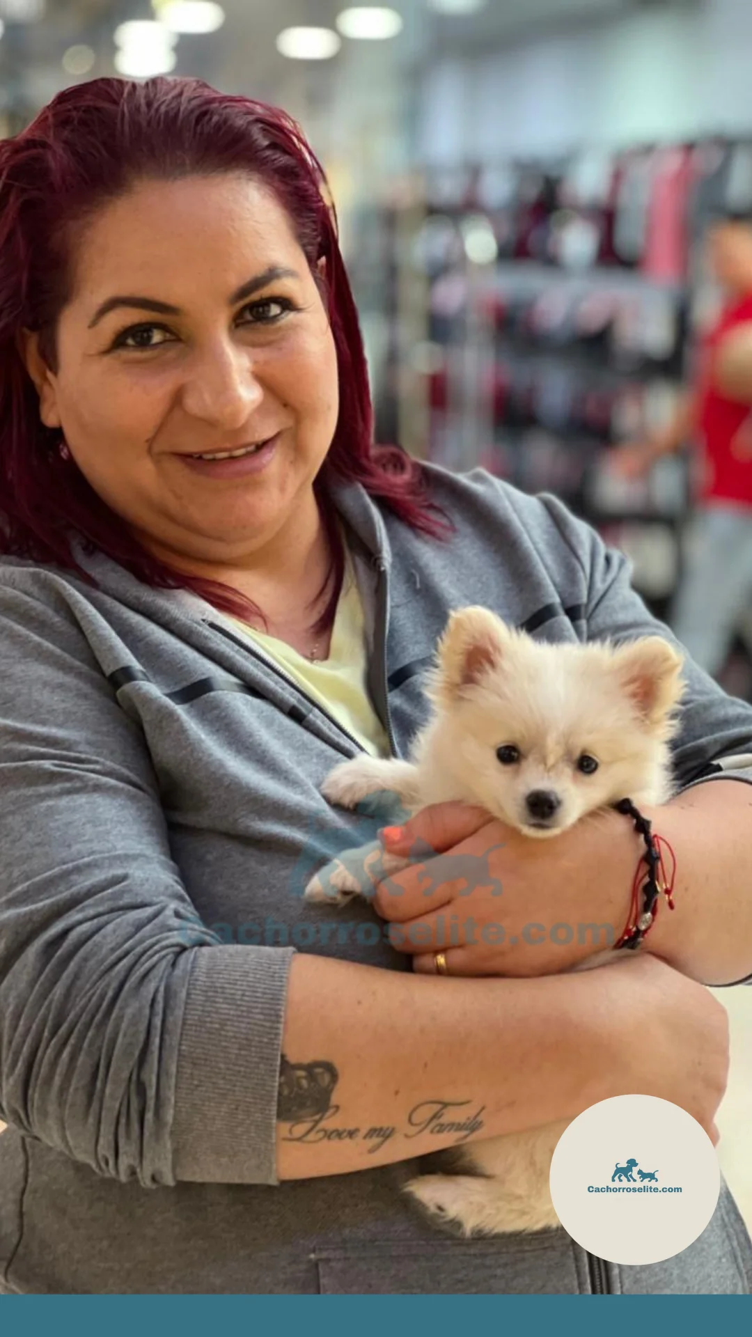 persona feliz con cachorro pomerania mini Clientes felices cachorroselite