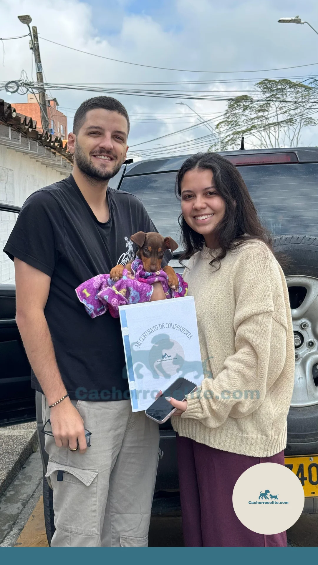 persona feliz con cachorro doberman chocolate cafe Clientes felices cachorroselite