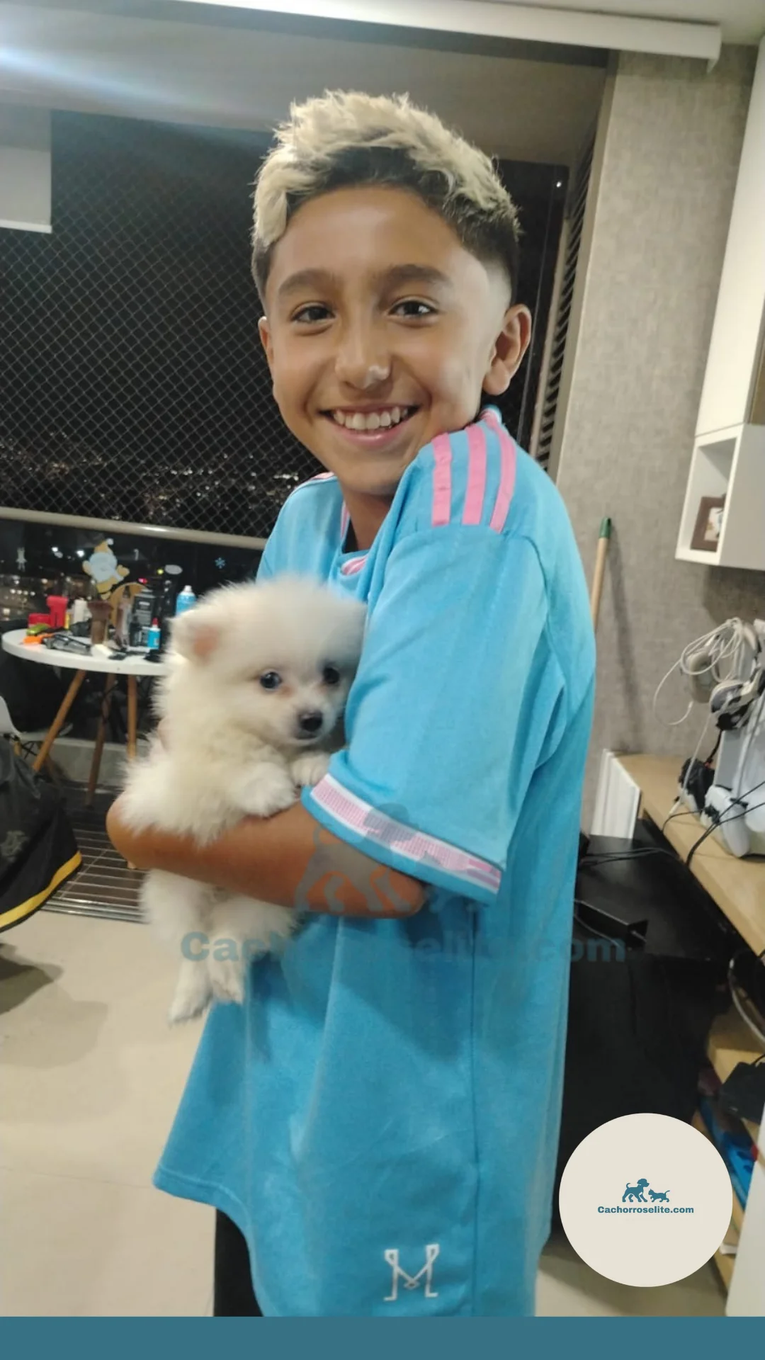 persona feliz con cachorro pomerania mini Clientes felices cachorroselite