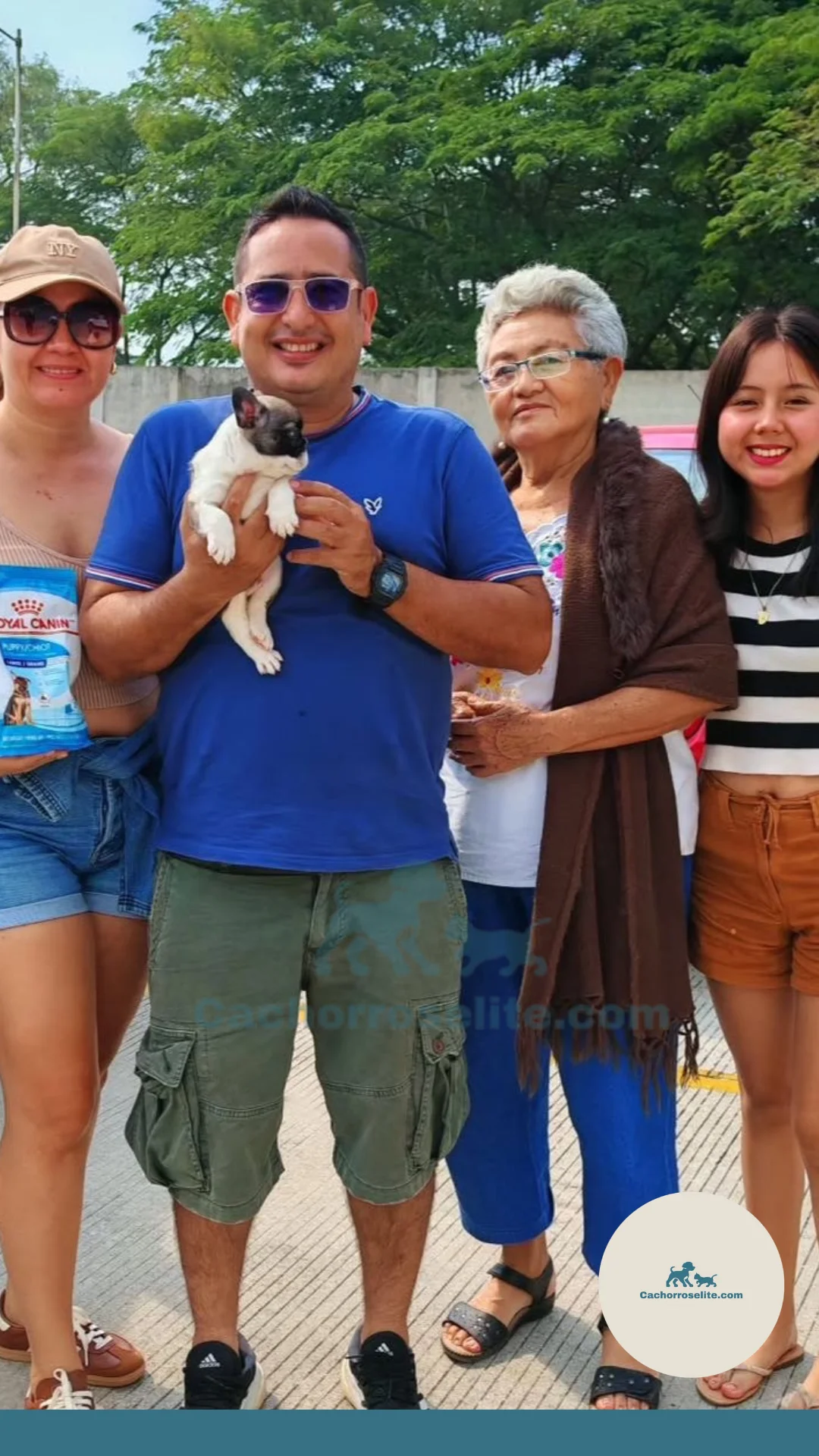 persona feliz con cachorro bulldog frances fluffy Clientes felices cachorroselite