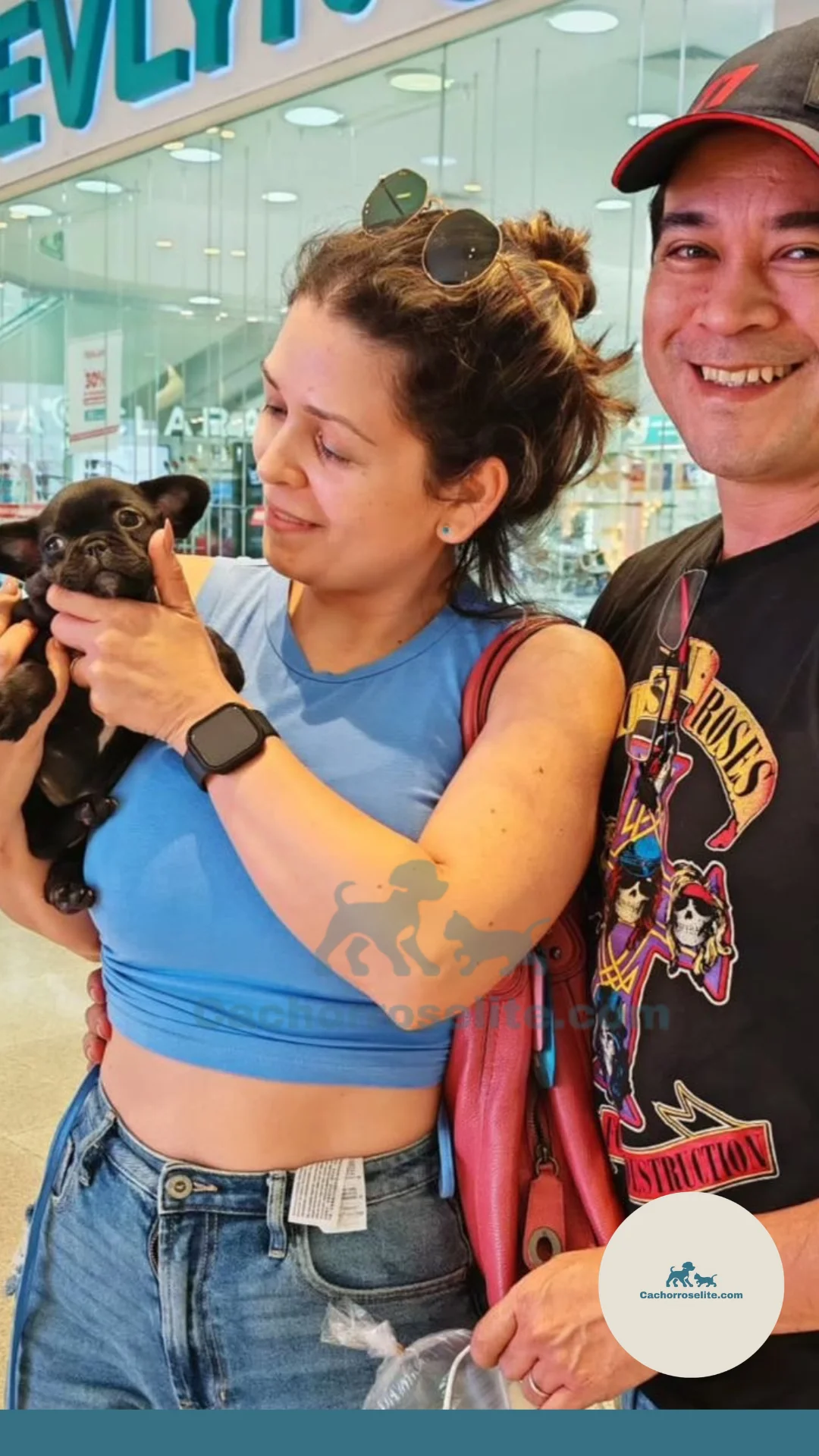 persona feliz con cachorro bulldog frances Clientes felices cachorroselite